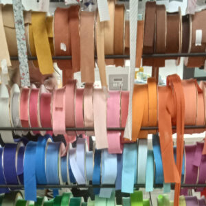 Vetes de colors en una merceria de la xarxaComerç Verd