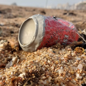 Una llauna abandonada a la platja. Reglament europeu d'envasos