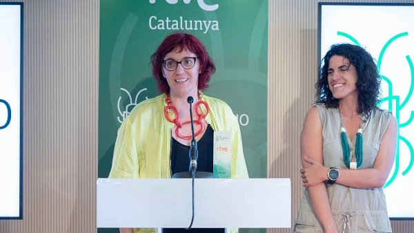 Rosa García i Anna Peña, en el lliurament dels premis Escarabajo Verde.