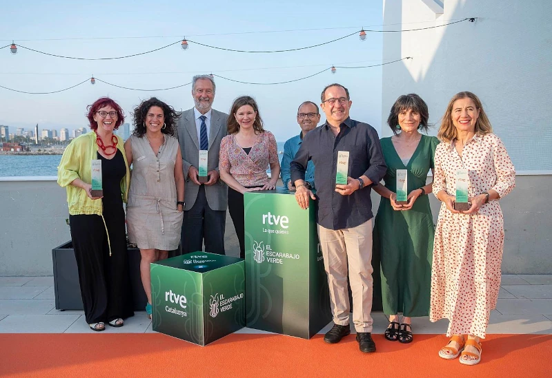 Fotografia de grup de les premiades de la quarta edició dels premis Escarabajo Verde